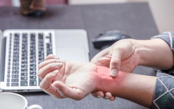 tìm hiểu tê tay có phải dấu hiệu đột quỵ không