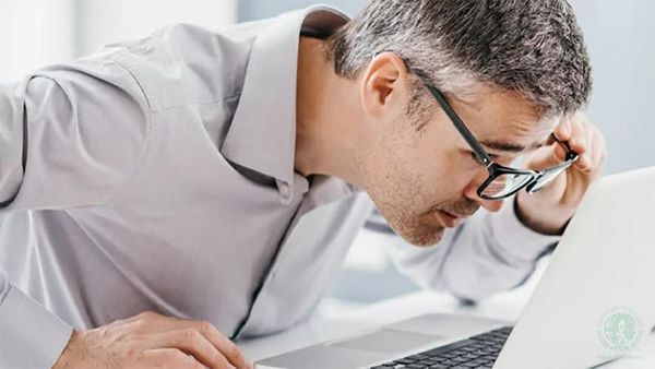 tại sao mắt nhìn gần bị nhòe