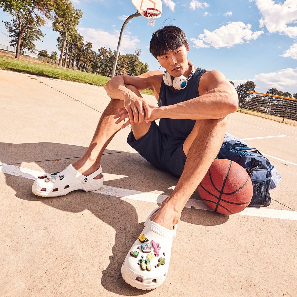 Mách chàng 6 mẫu dép crocs phối đồ cực trẻ trung, năng động