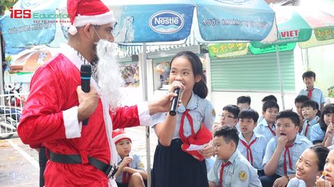 Giáo viên nước ngoài rộn ràng đón giáng sinh cùng trường TH Bình Hòa