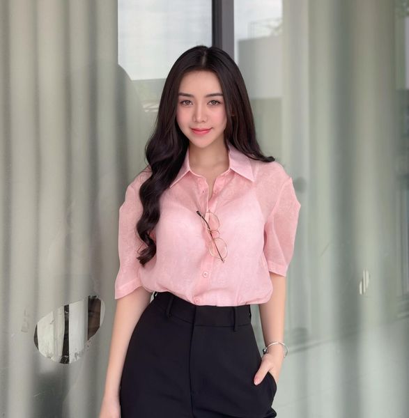 Chiêu hack chân dài miên man của Quỳnh Kool và Huyền Lizzie mà mọi nàng công sở đều có thể ứng dụng