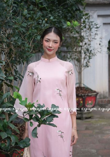 8 mẫu áo dài Tết thêu hoa xinh ngất, đậm chất nàng thơ dịu dàng và tinh tế