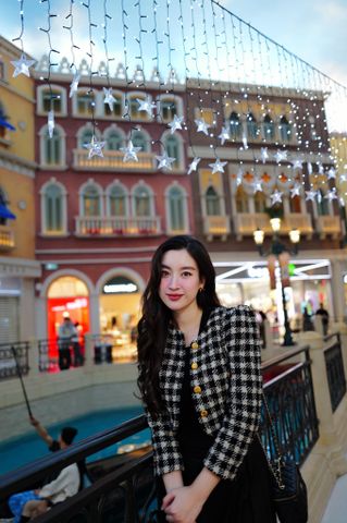 Hoa hậu Đỗ Mỹ Linh khoe ảnh ngày cuối năm, netizen xuýt xoa: Sinh con xong nhìn sang chảnh quá