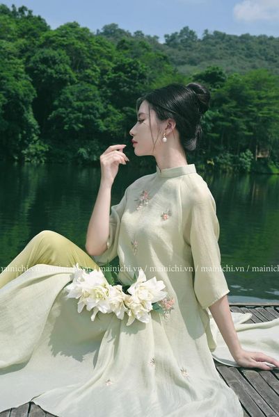 Áo dài Tết 2024: Bật mí dáng áo che eo to, bụng mỡ giúp chị em tự tin hơn