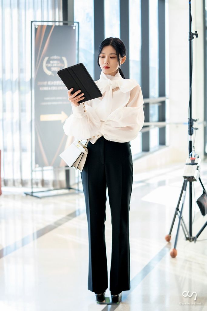 Mặc đẹp như nàng tổng tài Kim Yoo Jung với 10 mẫu áo blouse trắng siêu xinh diện Tết