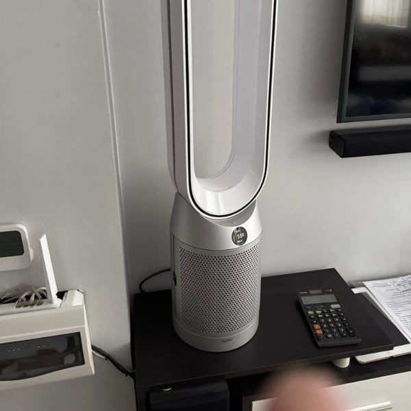 Máy lọc không khí Dyson TP10 Gen1 màu trắng và bạc.