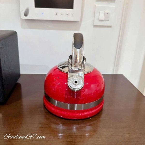 Ấm đun bếp từ Kitchenaid 1.89L Với lớp men sứ màu đỏ tươi bên ngoài và tay cầm thoải mái trên thép không gỉ