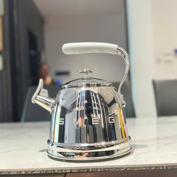 Ấm đun bếp từ Smeg CKLW2001RD 2.3 lít Thân bằng thép không gỉ, phủ màu
