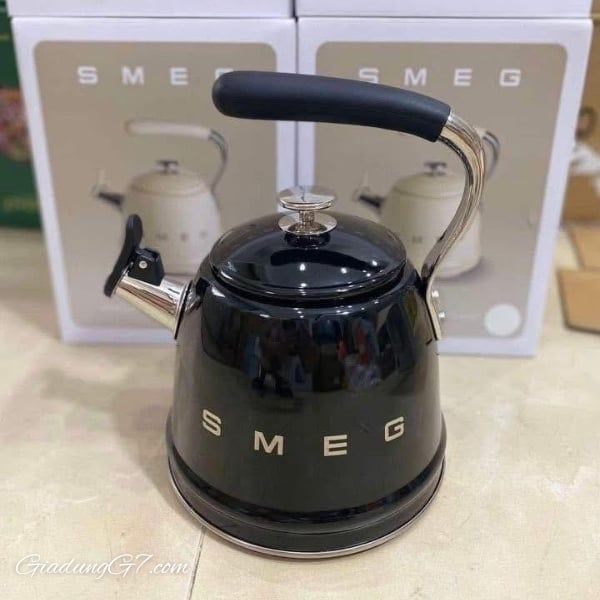 Ấm đun bếp từ Smeg WKF01BL 2.3L màu đen với thiết kế theo phong cách cổ điển, dung tích lớn