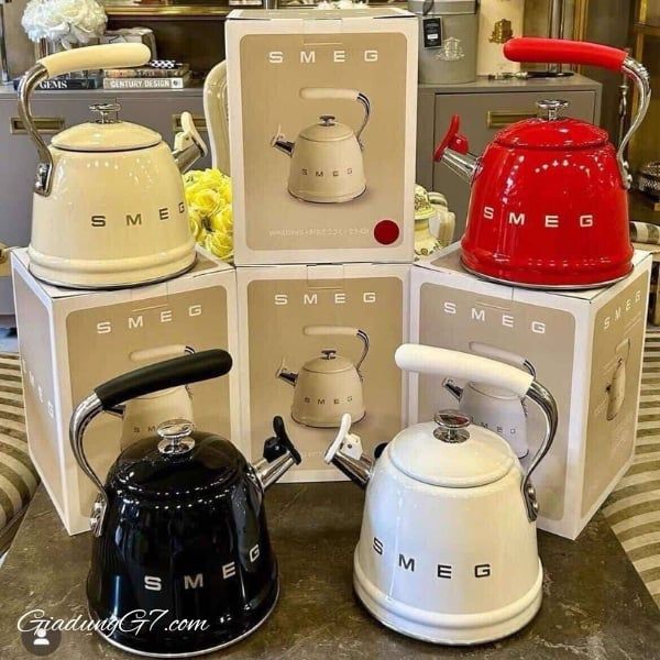 Ấm đun bếp từ Smeg WKF01CR 2.3L màu kem Thiết kế Retro – Nét đẹp vượt thời gian