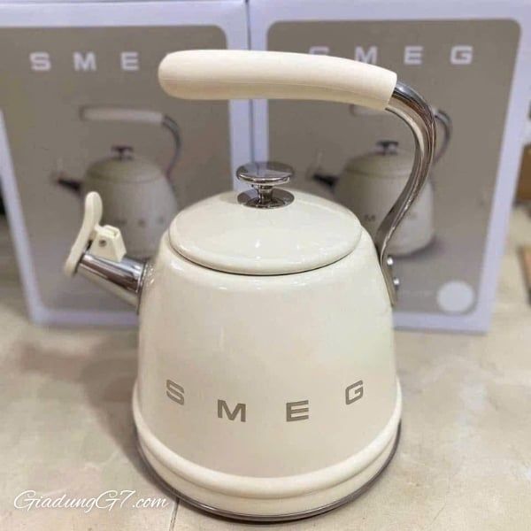 Ấm đun bếp từ Smeg WKF01CR 2.3L màu kem với thiết kế theo phong cách cổ điển, dung tích lớn