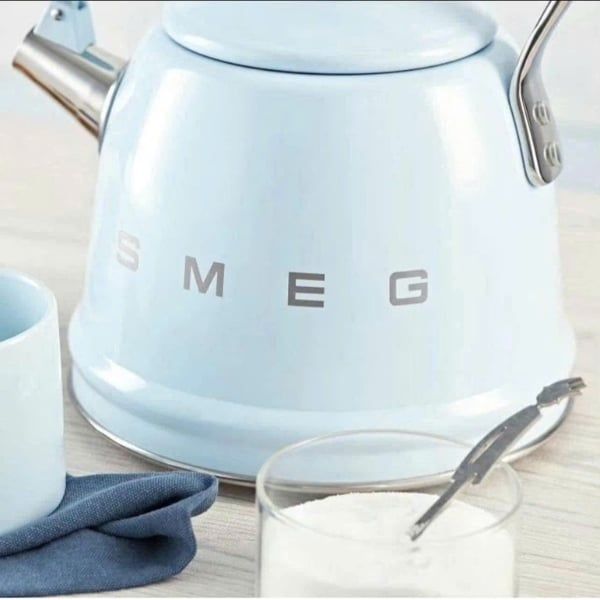 Ấm đun bếp từ Smeg WKF01PB 2.3L Thân bằng thép không gỉ, phủ màu