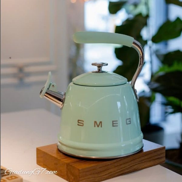 Ấm đun bếp từ Smeg WKF01PG 2.3L Thân bằng thép không gỉ, phủ màu