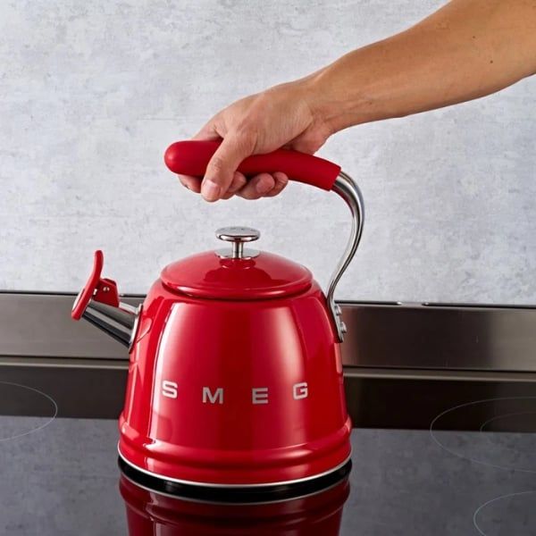 Ấm đun bếp từ Smeg WKF01RD 2.3L là một điểm nhấn nội thất