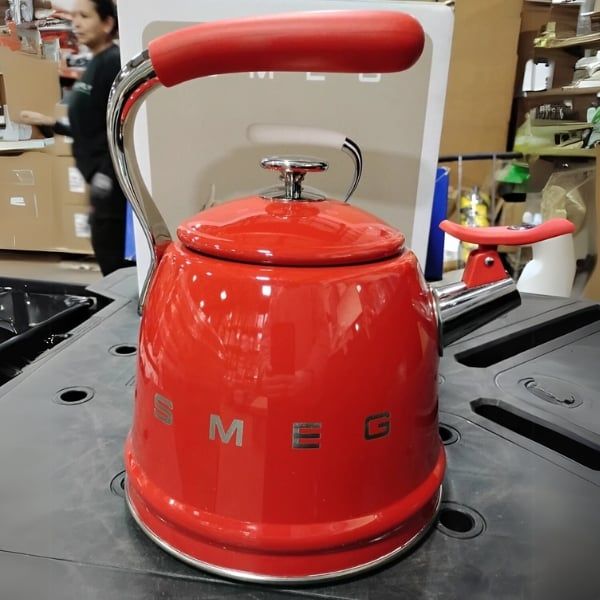Ấm đun bếp từ Smeg WKF01RD 2.3L Thiết kế Retro – Nét đẹp vượt thời gian