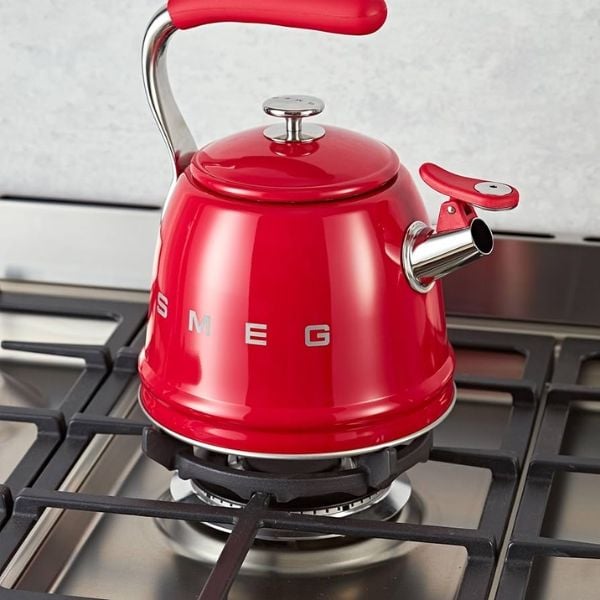 Ấm đun bếp từ Smeg WKF01RD 2.3L là một điểm nhấn nội thất