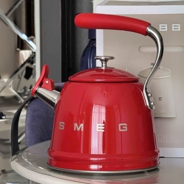 Ấm đun bếp từ Smeg WKF01RD 2.3L màu đỏ với thiết kế theo phong cách cổ điển, dung tích lớn