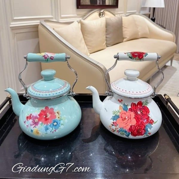 Ấm đun bếp từ The Pioneer Woman Cheerful Rose 1.8L Men trên kết cấu thép với họa tiết hoa đầy màu sắc