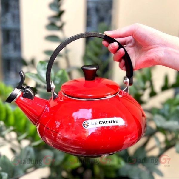 Ấm đun nước Le Creuset Zen 1.5L hoạt động trên tất cả các nguồn nhiệt, bao gồm cả bếp từ.