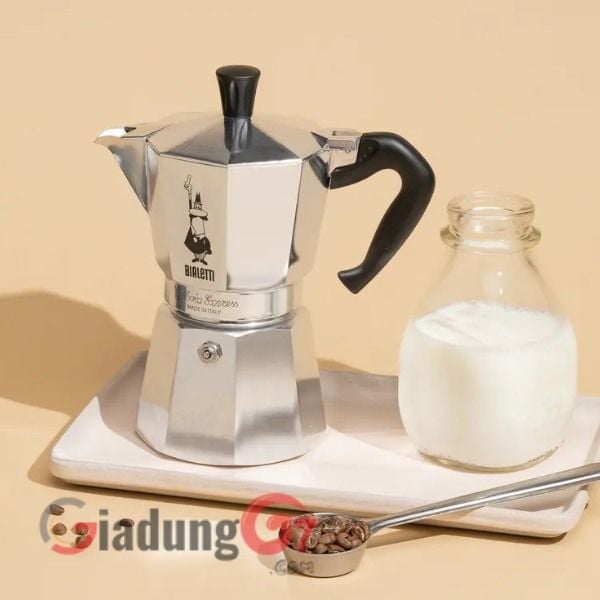 ột cổ điển mọi thời đại, Bialetti Moka Express là cách yêu thích của chúng tôi để pha cà phê trên bếp tại nhà. Bialetti Moka Express sản xuất cà phê espresso đậm đà, đích thực của Ý chỉ trong vài phút.