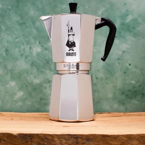 Giữ cho Bialetti Moka Express sạch sẽ đơn giản như rửa bằng xà phòng và nước, sau đó để khô hoàn toàn.