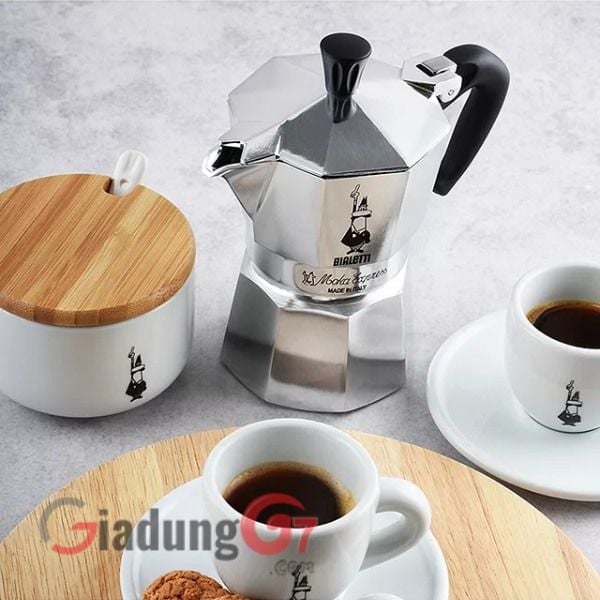 Ấm pha cà phê Bialetti Moka Express là bình pha cà phê moka nguyên bản. Moka Express là máy pha cà phê đầu bếp. Nó cung cấp trải nghiệm về cách pha chế cà phê ngon của người Ý thực sự.