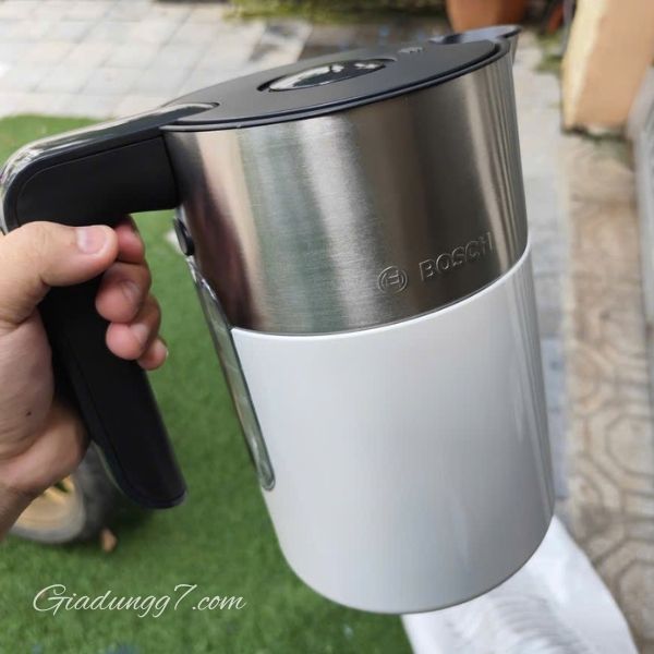 Ấm Siêu Tốc Bosch TWK8611P Vỏ thép không gỉ hai lớp mang lại sự tiện lợi và an toàn.