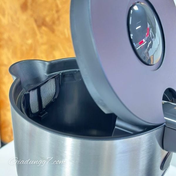 Ấm Siêu Tốc Bosch TWK8611P Nắp mở chỉ bằng một nút bấm.