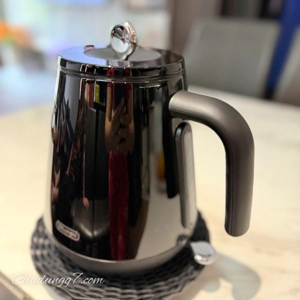 Ấm siêu tốc Delonghi Eclettica KBY2001 1,7L Dễ sử dụng nhờ chỉ báo mức nước