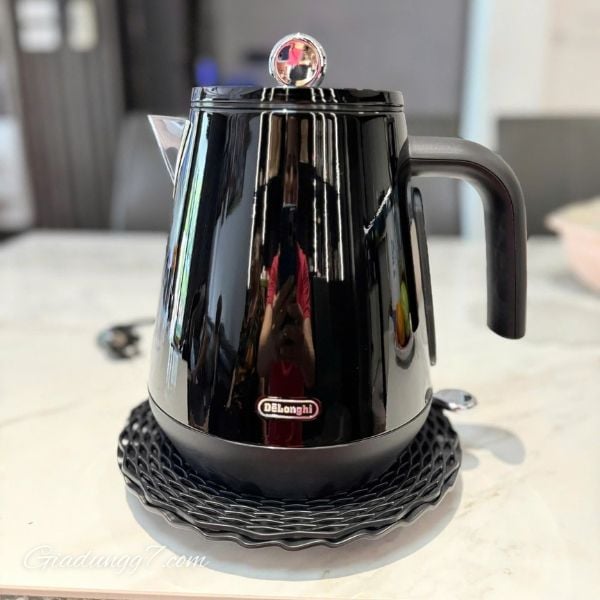 Ấm siêu tốc Delonghi Eclettica KBY2001 1,7L Dễ sử dụng nhờ chỉ báo mức nước