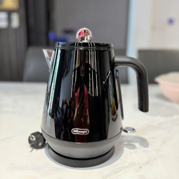 Ấm siêu tốc Delonghi Eclettica KBY2001 1,7L màu Đen với bề mặt chống ăn mòn sáng bóng độc đáo và chế độ bảo vệ an toàn 3 cấp độ