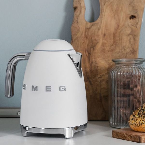 Ấm đun nước Smeg KLF03WHEU 1.7L màu trắng có Chức năng tự động ngắt khi nhiệt độ trên 100 độ