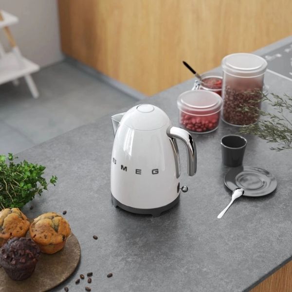 Ấm siêu tốc Smeg KLF03WHEU 1.7L màu trắng có nắp mở nhẹ nhàng