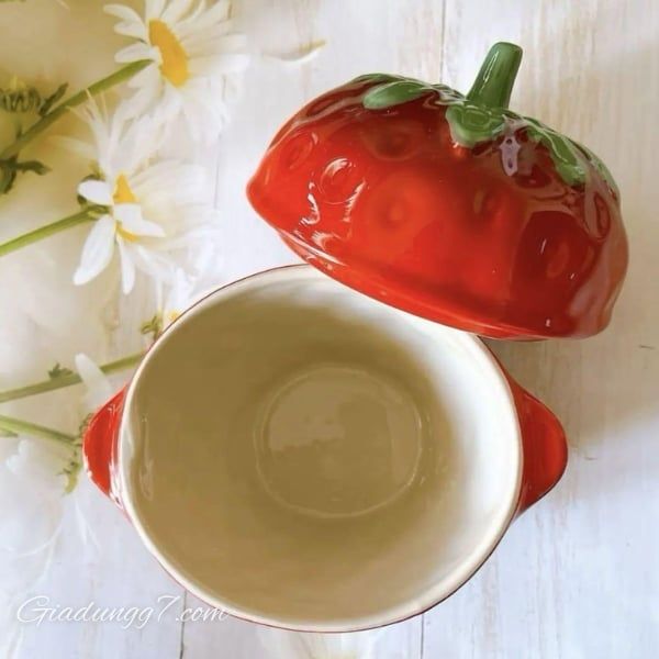 Âu sứ Le Creuset dâu tây 400ml có nắp nên có thể dùng làm đĩa đựng súp hoặc hộp đựng dưa chua.