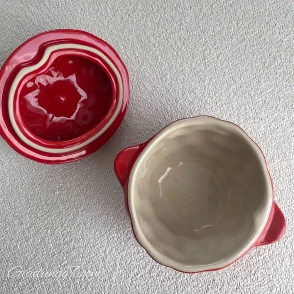 Âu sứ Le Creuset mâm xôi 400ml có nắp nên có thể dùng làm đĩa đựng súp hoặc hộp đựng dưa chua.