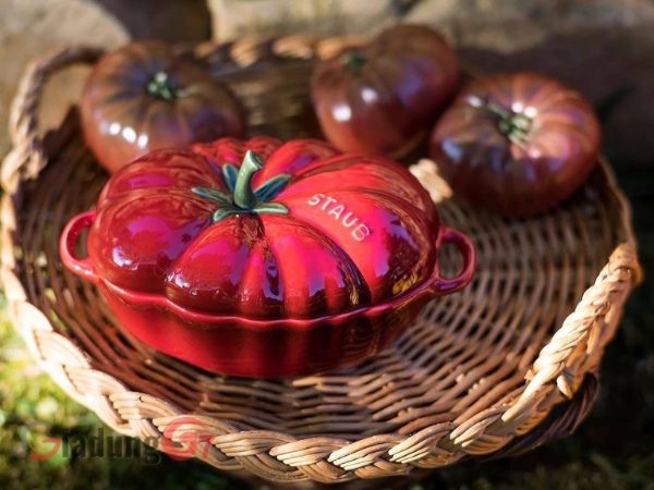 Âu sứ Staub Cà chua 16cm - Thiết kế hình quả cà chua độc đáo giúp món ăn của bạn được hoàn thiện một cách nguyên bản.