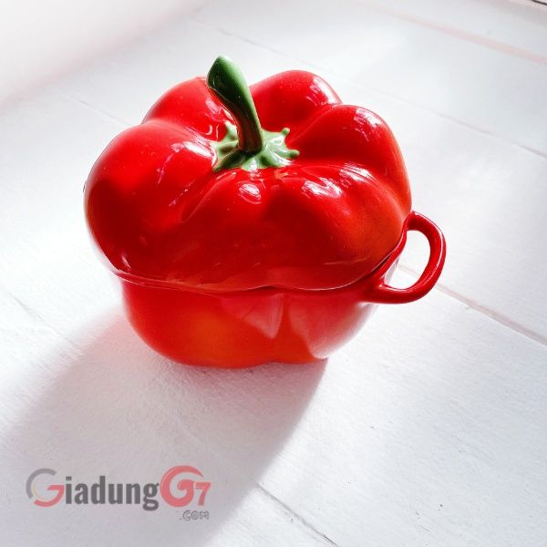 Âu sứ Staub ớt chuông 16cm có thiết kế tự nhiên tuyệt đẹp với hình dạng quả ớt chuông
