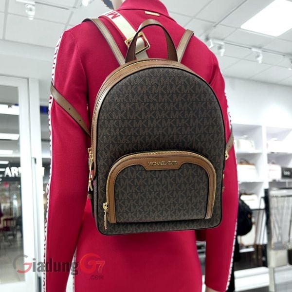 Một số hình ảnh thật của Balo Micheal Kors Jaycee Medium Logo Backpack