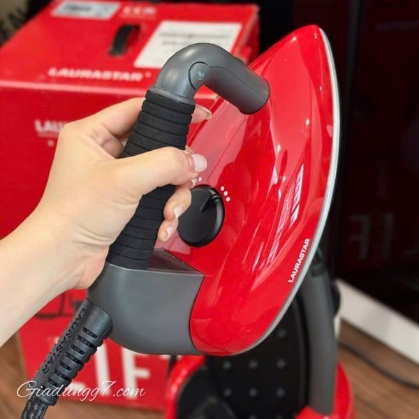 Bàn là hơi nước Laurastar Lift Original Red Hấp nhanh – Dễ dùng – Sạch sâu