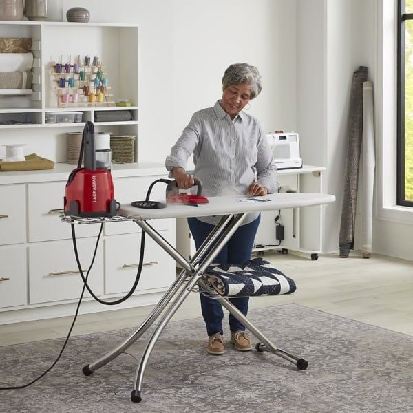 Bàn là hơi nước Laurastar Lift Original Red Hơi nước khô vi mịn – Ủi nhanh, sạch sâu, không làm ướt vải