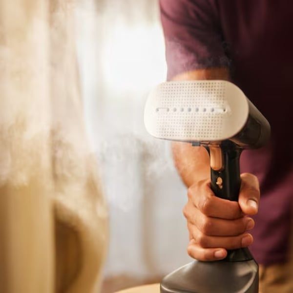Bàn Là Hơi Nước Braun GS7077BK 1600W QuickStyle 7 công suất 1600W và khả năng cung cấp 35 g/phút hơi nước liên tục.