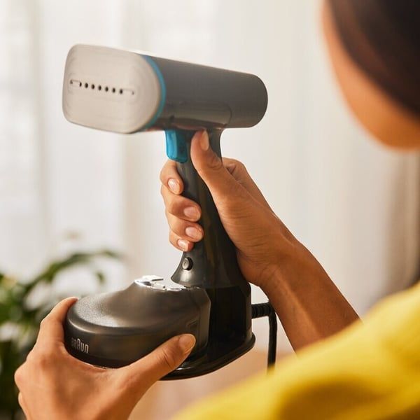 Bàn là hơi nước cầm tay Braun GS5031BL mang đến cho bạn trải nghiệm hấp quần áo nhanh chóng và tiện lợi