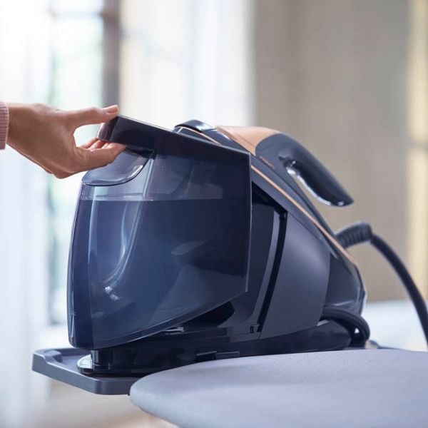 Bàn là hơi nước Philips PerfectCare PSG9030/20 Series 9000 Bình chứa nước lớn 1,8 lít, có thể tháo rời, giúp đổ nước dễ dàng.