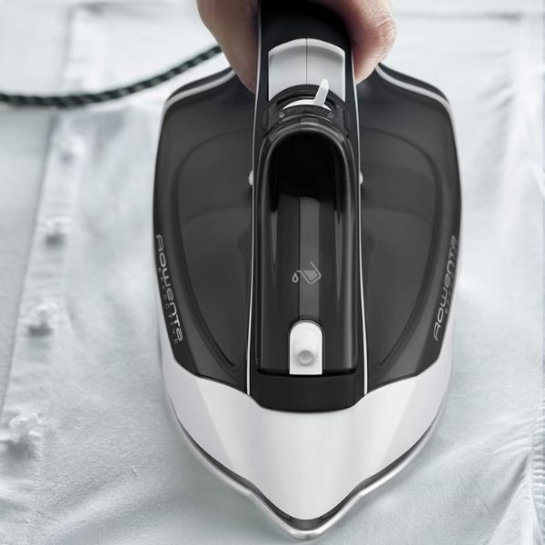 Bàn là hơi nước Rowenta DX1530 Effective 2200W màu đen trắng&nbsp;được trang bị các chức năng và cài đặt được thiết kế đặc biệt để đạt được hiệu quả ủi đáng tin cậy.