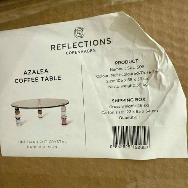 Bàn pha lê Reflections Copenhagen Coffee Azalea hình tròn với chân pha lê màu hồng và cam tinh tế.