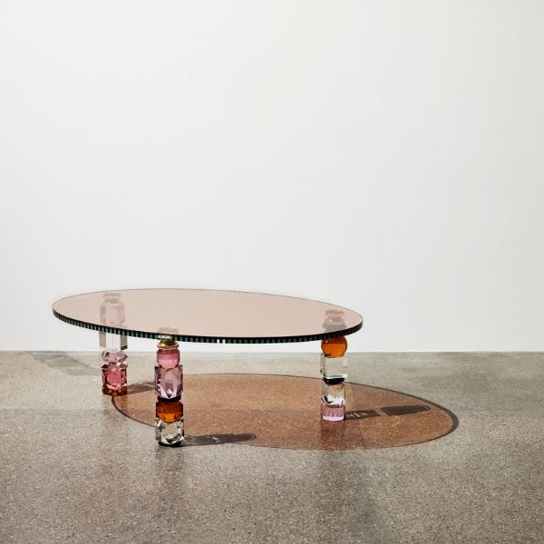 Bàn pha lê Reflections Copenhagen Coffee Azalea với thiết kế hình oval và chân pha lê đầy màu sắc