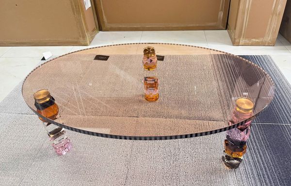 Cận cảnh bàn pha lê Reflections Copenhagen Coffee Azalea với chân pha lê màu hồng và cam.