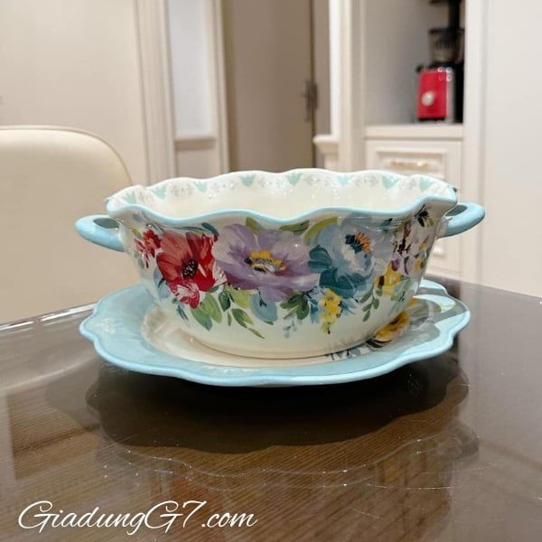 Âu sứ có quai The Pioneer Woman 25cm – Tay Cầm Tiện Lợi, Thiết Kế Hoa Quyến Rũ