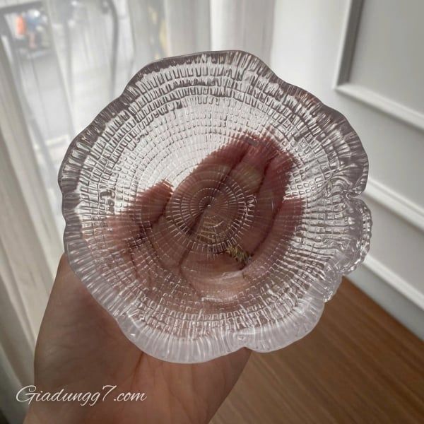 Bát IVV Round Bowl 11cm được làm thủ công bằng thủy tinh, có đặc điểm là vẻ ngoài trang nhã