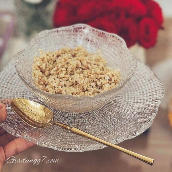 Bát IVV Round Bowl 11cm được làm thủ công bằng thủy tinh, có đặc điểm là vẻ ngoài trang nhã